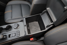 中央扶手箱空间