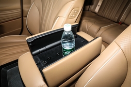 中央扶手箱空间