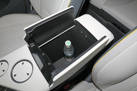 中央扶手箱空间