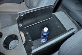 中央扶手箱空间