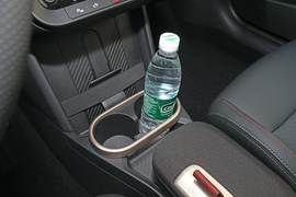 中央扶手箱空间