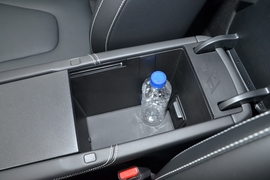 中央扶手箱空间