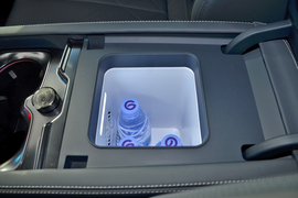 中央扶手箱空间