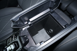 中央扶手箱空间