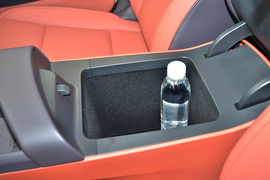 中央扶手箱空间