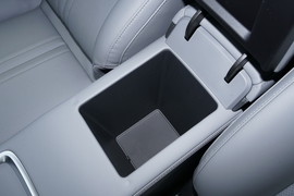 中央扶手箱空间