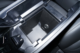 中央扶手箱空间