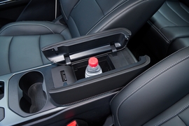 中央扶手箱空间