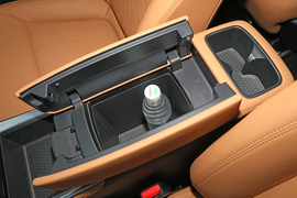 中央扶手箱空间