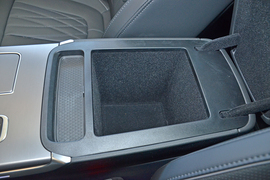 中央扶手箱空间