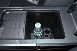 中央扶手箱空间