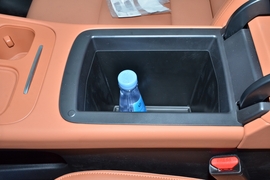 中央扶手箱空间