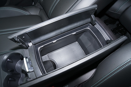 中央扶手箱空间