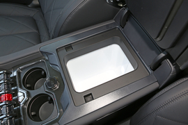 中央扶手箱空间