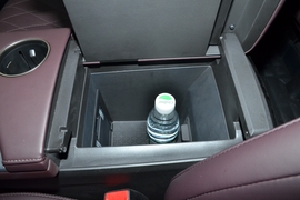 中央扶手箱空间