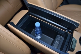 中央扶手箱空间