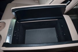 中央扶手箱空间