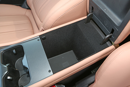 中央扶手箱空间