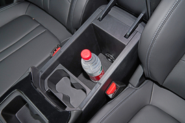 中央扶手箱空间