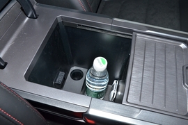 中央扶手箱空间