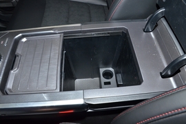 中央扶手箱空间