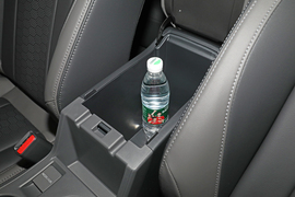 中央扶手箱空间