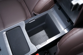 中央扶手箱空间