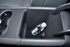 中央扶手箱空间