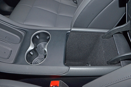 中央扶手箱空间