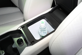 中央扶手箱空间