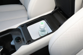 中央扶手箱空间