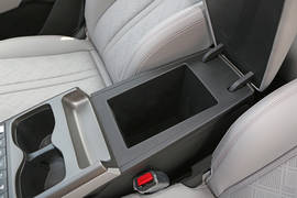 中央扶手箱空间