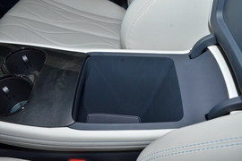 中央扶手箱空间