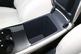 中央扶手箱空间