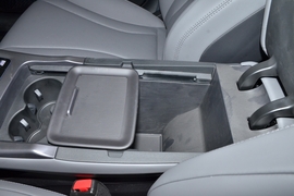 中央扶手箱空间