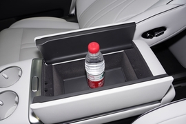 中央扶手箱空间