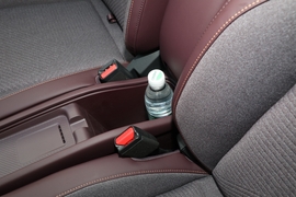 中央扶手箱空间