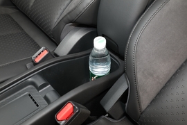 中央扶手箱空间