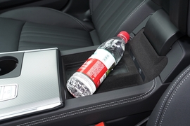 中央扶手箱空间