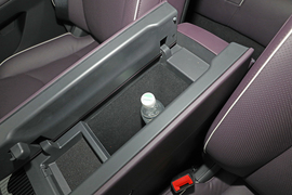 中央扶手箱空间