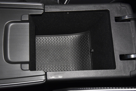 中央扶手箱空间