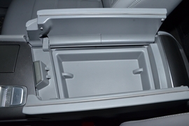 中央扶手箱空间