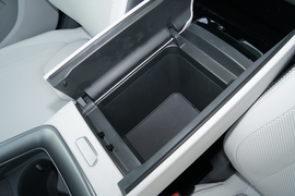 中央扶手箱空间