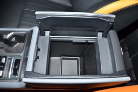 中央扶手箱空间