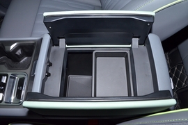 中央扶手箱空间