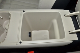 中央扶手箱空间