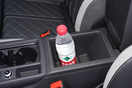 中央扶手箱空间