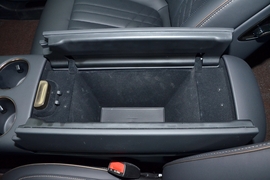 中央扶手箱空间