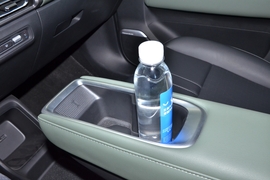 中央扶手箱空间