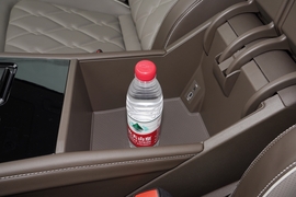 中央扶手箱空间